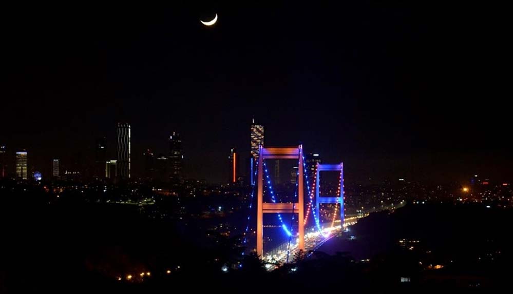 FSM-Köprüsü,-Dünya-Kanser-Günü'ne-dikkati-çekmek-için-ışıklandırıldı