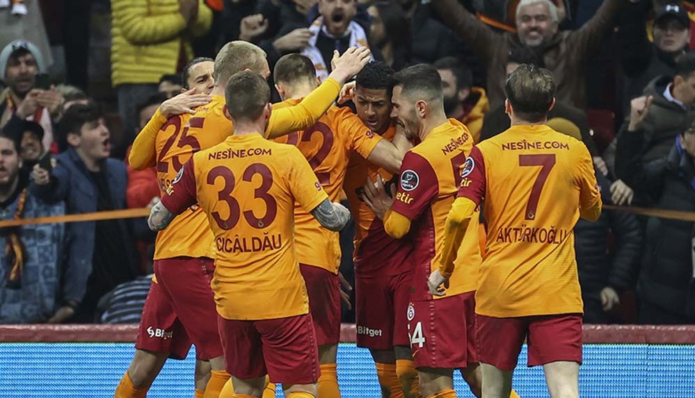 Galatasaray,-Çaykur-Rizespor'u,-2-kez-geri-düşmesine-rağmen-4-2-yendi