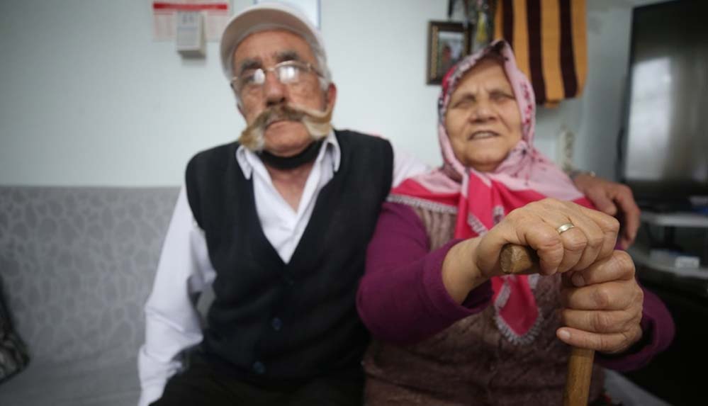 Hastalıktan-gözlerini-kaybeden-eşine-sevgisiyle-'ışık'-oluyor