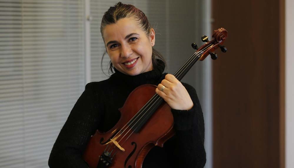 Kansere-yakalanan-viyola-sanatçısı-hastalığını-müzik-tutkusuyla-yendi