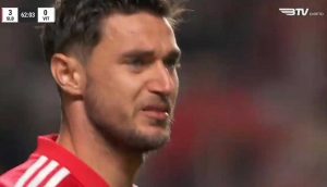 Ukraynalı futbolcu Roman Yaremchuk, maç sırasından gözyaşlarına engel olamadı