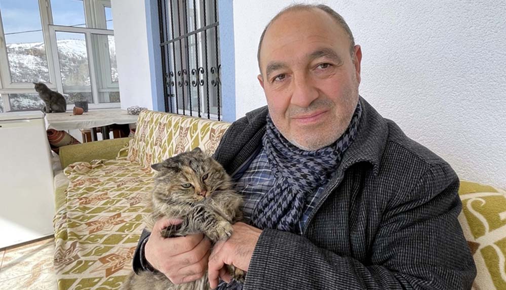 Soğuk-kış-günlerinde-yazlık-evini-sokak-kedilerine-tahsis-etti