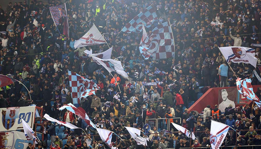 Trabzonspor - Konyaspor karşılaşmasında bir taraftar hayatını kaybetti