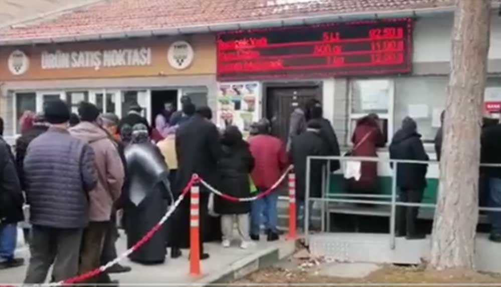 Tuncay-Özkan,-Kayseri’de-vatandaşların-ucuz-gıda-allmek-için-kuyruğa-girdiği-görüntüleri