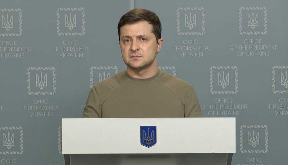 Zelenskiy, Ukrayna'ya saldıran Rus askerlere seslendi: Silahlarınızı bırakın ve gidin