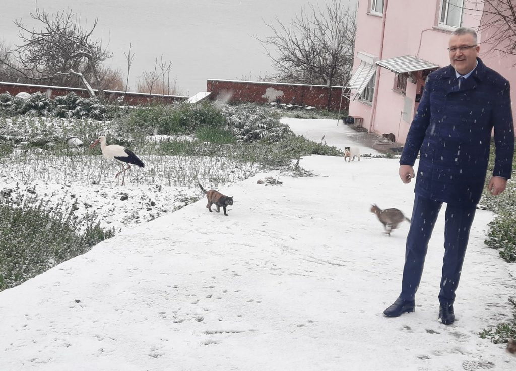 "Yaren" leylek karlı havada balıkçı Adem amcanın evine sığındı