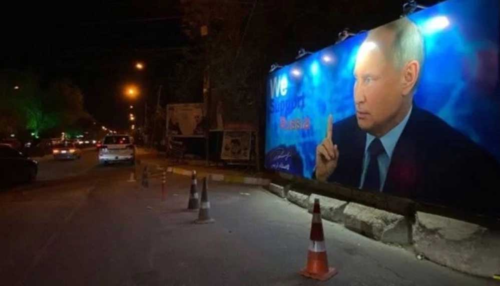 'Rusya'yı destekliyoruz' yazılı dev Putin posteri tepki çekti
