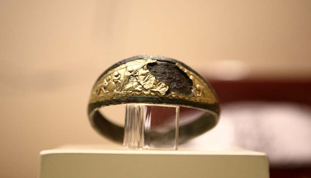 Çiftçinin-tarlasında-bulduğu-3-bin-300-yıllık-bilezik-Çorum-Müzesi'nde-sergileniyor