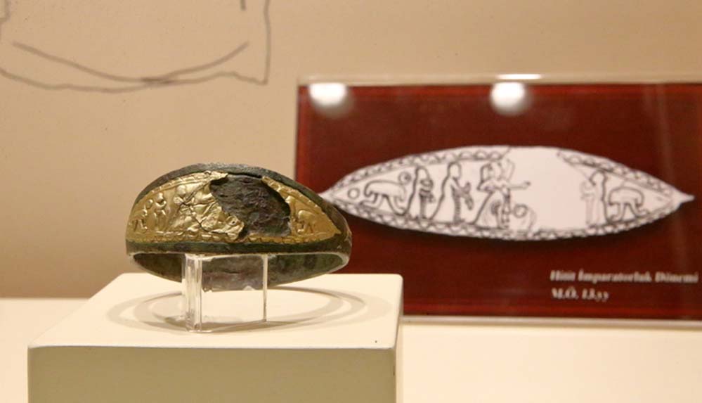 Çiftçinin tarlasında bulduğu 3 bin 300 yıllık bilezik Çorum Müzesi'nde sergileniyor