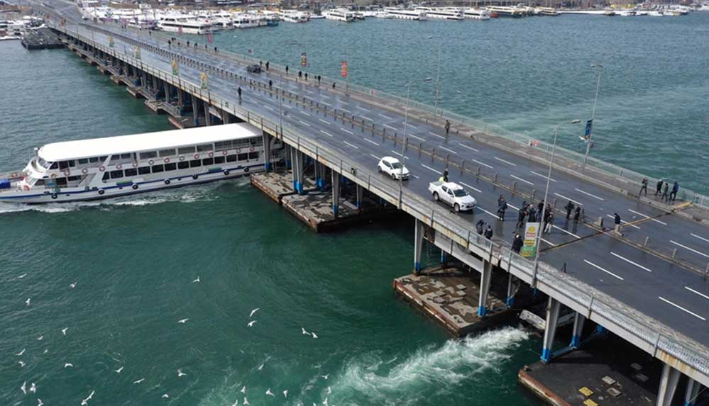 Haber-verilmesi-üzerine-olay-yerine-gelen-ekipler,-köprüyü-çift-yönlü-olarak-trafiğe