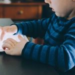 Kaygı-bozukluğu-çocukları-ekrana-yöneltebiliyor