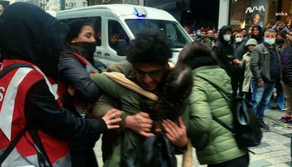 ÖĞRENCİLER,-TAKSİM’DE-‘FATURA-ZİNCİRİ’-OLUŞTURDU,