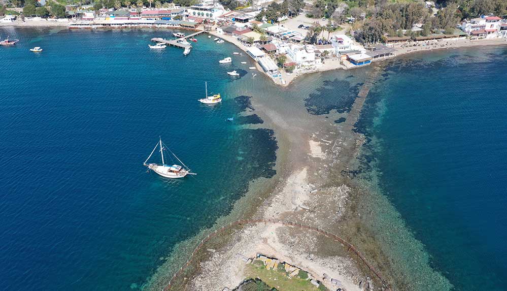 Bodrum'da denizin çekilmesiyle tarihi surlar ortaya çıktı