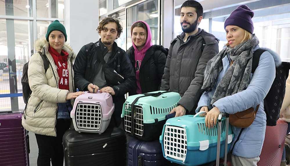 Ukrayna'daki savaştan kaçan Türk öğrenciler can dostları ile beraber yurda döndü 6 Ukrayna'daki-savaştan-kaçan-Türk-öğrenciler-'can-dostları'nı-da-yanlarında-getiriyor