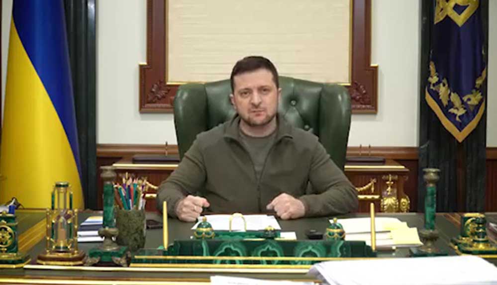 Zelenskiy, Ukrayna'da savaş döneminde sivillerin silah kullanımına dair yasayı imzaladı