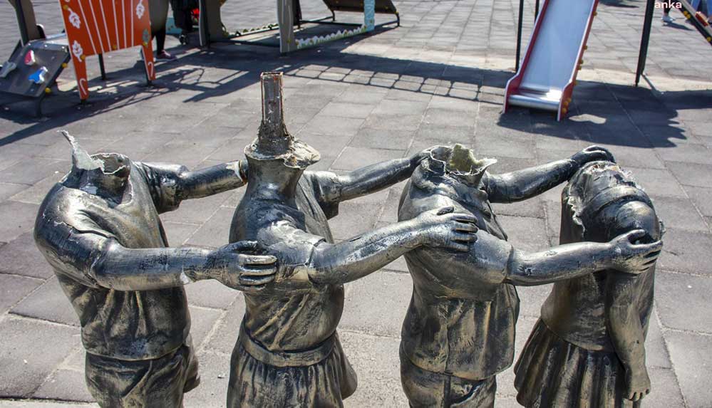 Dikili'de çocuk heykellerine saldırı: Başlarını koparıp denize attı