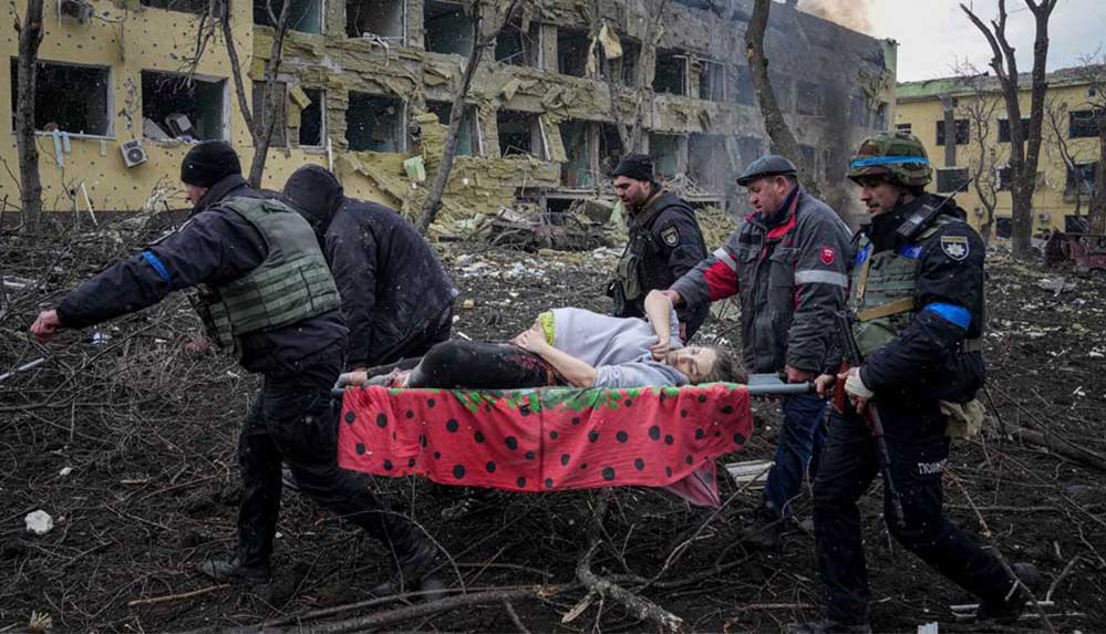 Ukrayna'da bombalanan hastaneden yaralı çıkarılan hamile kadın ve bebeği hayatını kaybetti