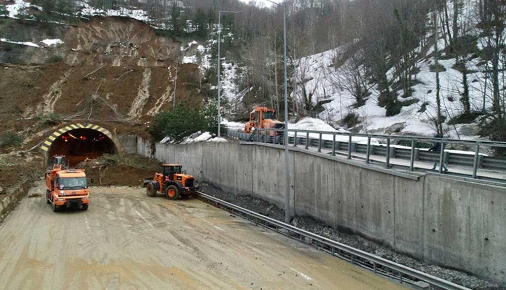 Heyelan sonrası Bolu Dağı Tüneli'nde yol açma çalışmaları sürüyor