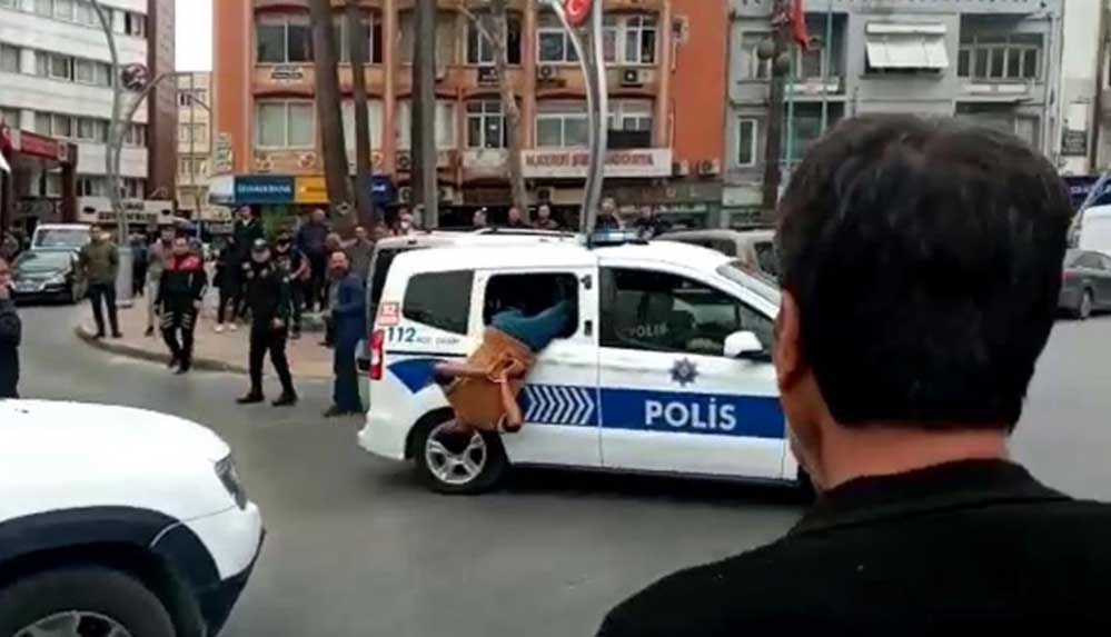 Mersin'de gözaltına alınan zanlını polis aracının camından atladı