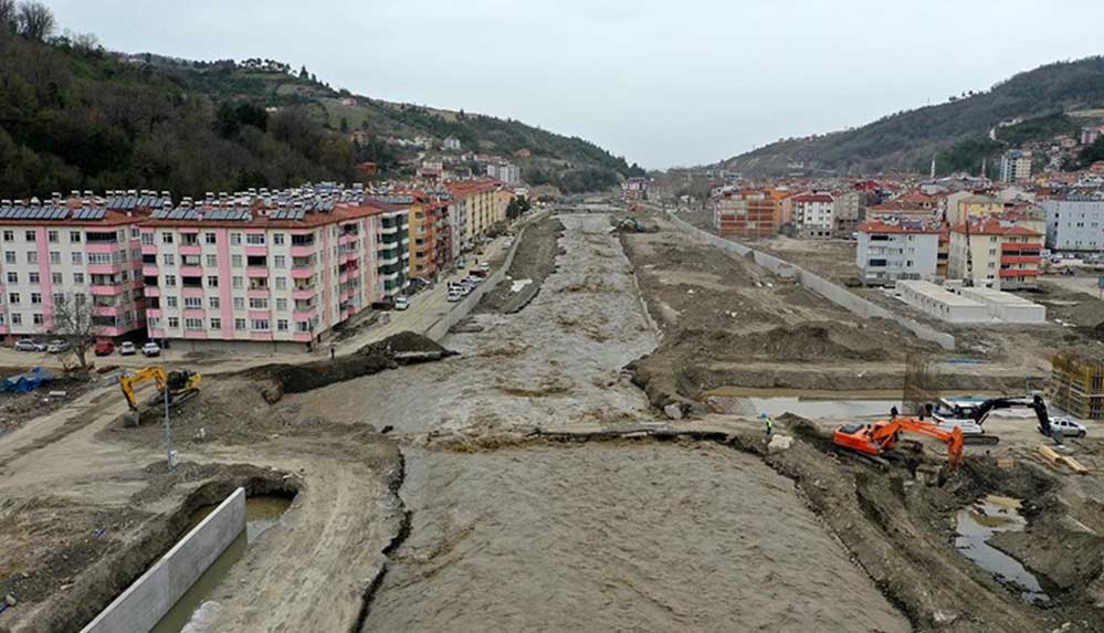 Bozkurt'ta korkutan görüntü! Su seviyesinin yükselmesi nedeniyle iki köprüde ulaşım sağlanmıyor