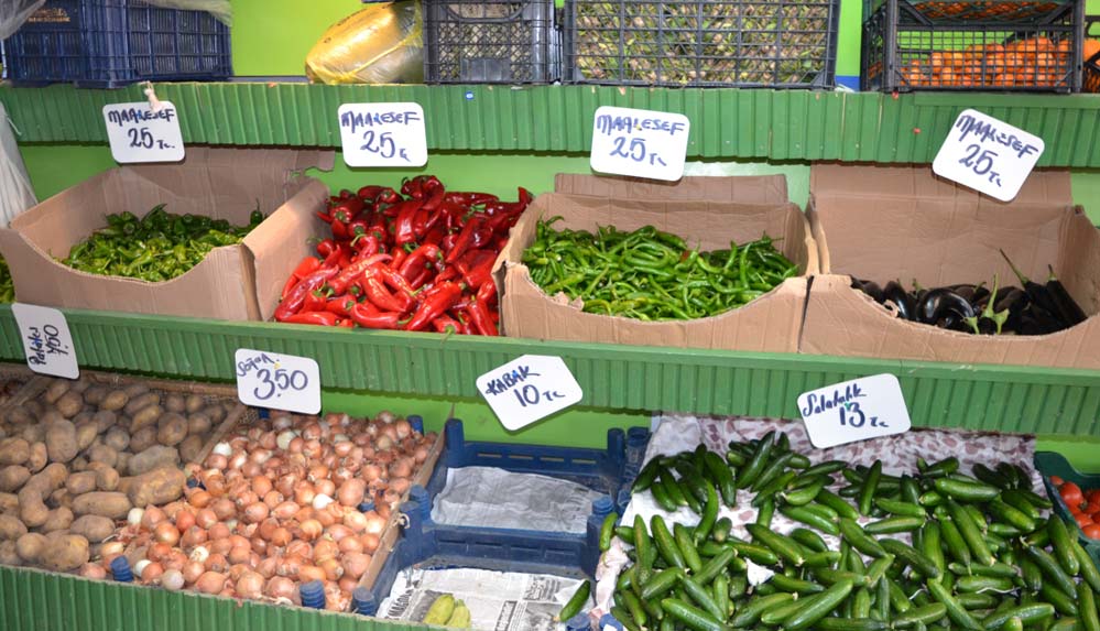 Manavda 'Maalesef'li fiyat etiketleri 3 Manavda 'Maalesef'li fiyat etiketleri