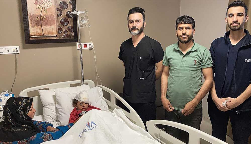 Şanlıurfa'nın-Haliliye-ilçesine-bağlı-Halime-Mahallesi'nde-ailesiyle-yaşayan-3-yaşındaki-Fatma-Arslan,-havuç-vermek-istediği-eşeğin-ısırması-sonucu-kafasından-yaralandı.