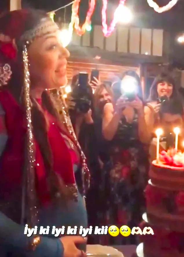 6 Aylık hamile olan Demet Evgar'dan ‘Kına Gecesi’