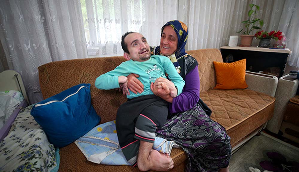 Fedakar anne hayatını engelli oğluna adadı: "41 yıldır birbirimizin sesi olmadan uyuyamayız"