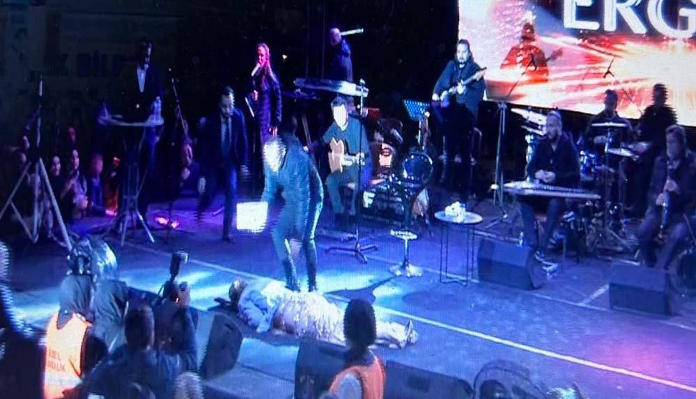 Konser sırasında sahnede bir anda yere yığılmıştı: Gülben Ergen taburcu edildi
