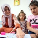 Hamileyken-eşini-kaybeden-engelli-anne-kızlarıyla-hayata-tutunuyor