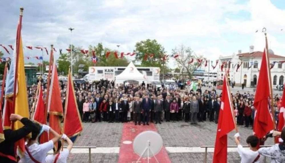 Kadıköy'deki 19 Mayıs töreninde MHP'liler bir CHP'liye saldırdı