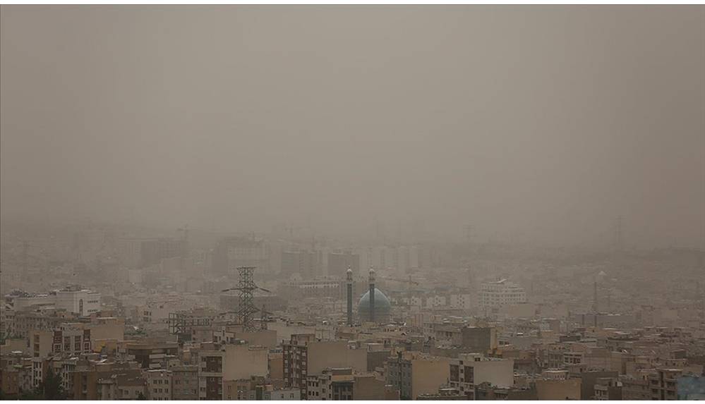 Tahran'da hava kirliliği nedeniyle tüm kurumlar tatil edildi