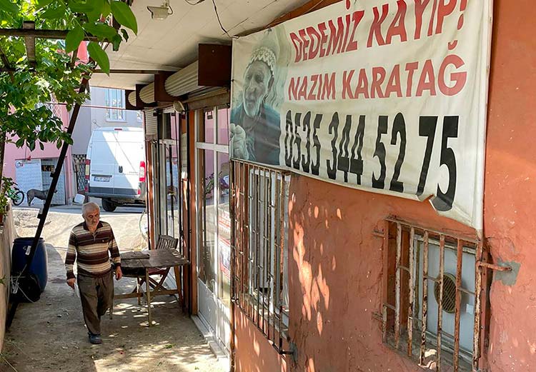 80 yaşındaki babasını bulmak için İstanbul-Sivas yolunu ilanlarla donattı