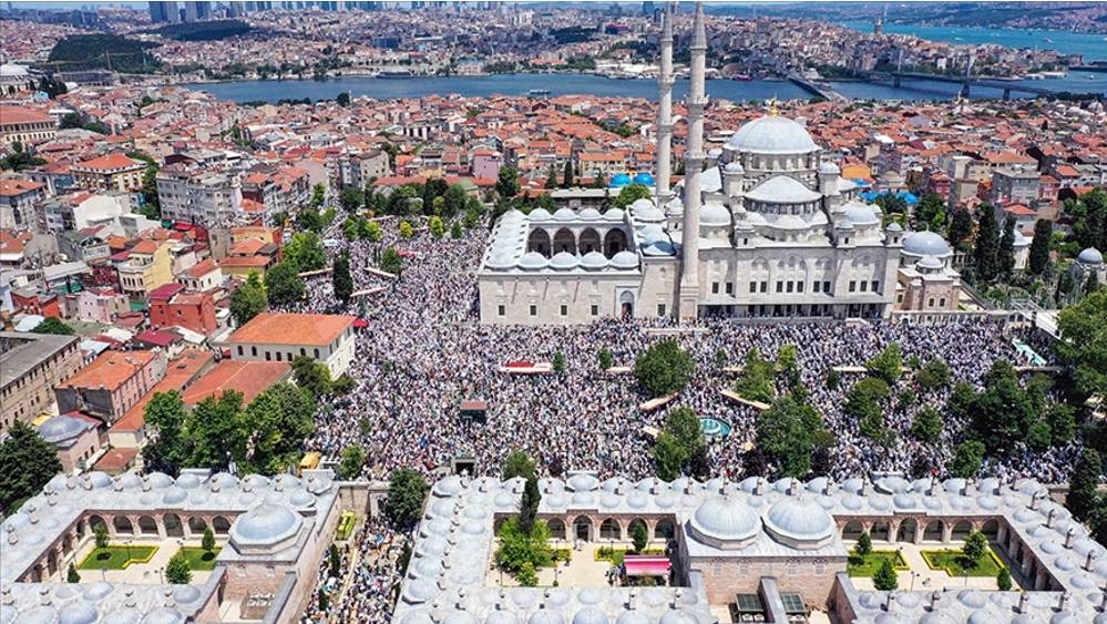 Erdoğan, 'tarikat şeyhi' Mahmut Ustaosmanoğlu'nun cenaze törenine katıldı