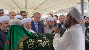 Erdoğan, 'tarikat şeyhi' Mahmut Ustaosmanoğlu'nun cenaze törenine katıldı