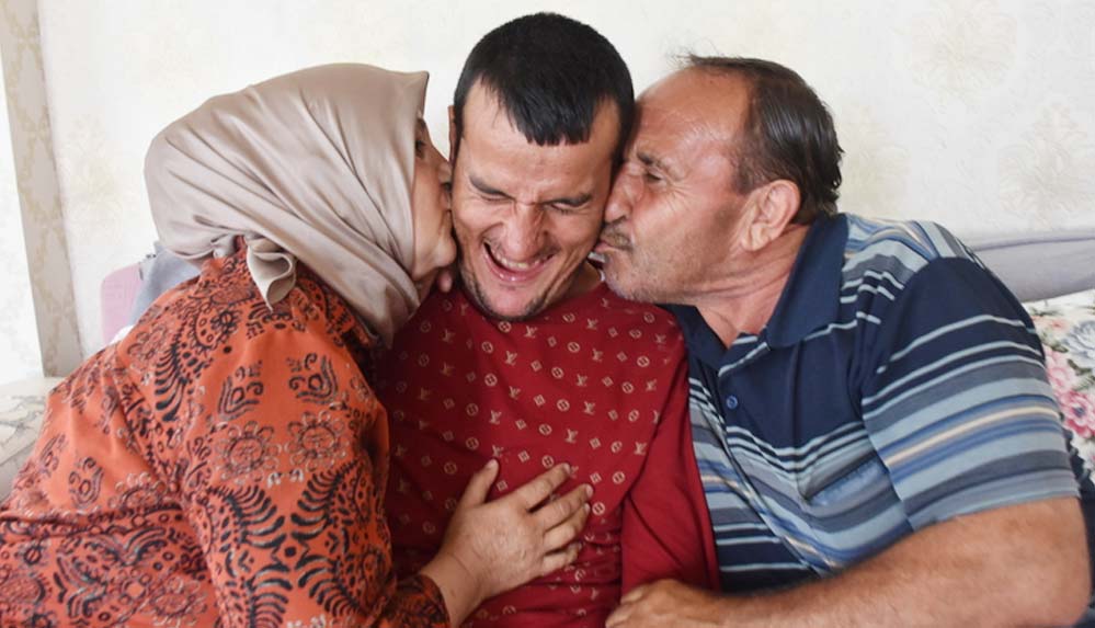 Evlat edindikleri engelli Uğur'a 27 yıldır şefkatle bakıyorlar 5 Evlat-edindikleri-engelli-Uğur'a-27-yıldır-şefkatle-bakıyorlar