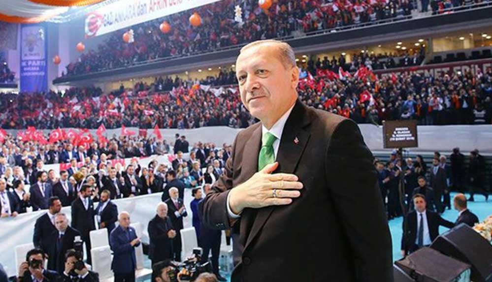 İktidara yakın gazete duyurdu: 'AKP'de değişim rüzgarları esiyor, olağanüstü kongre iddiası'