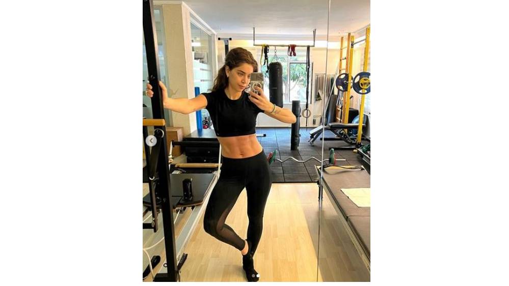 Öykü Çelik karın kaslarıyla dikkat çekti