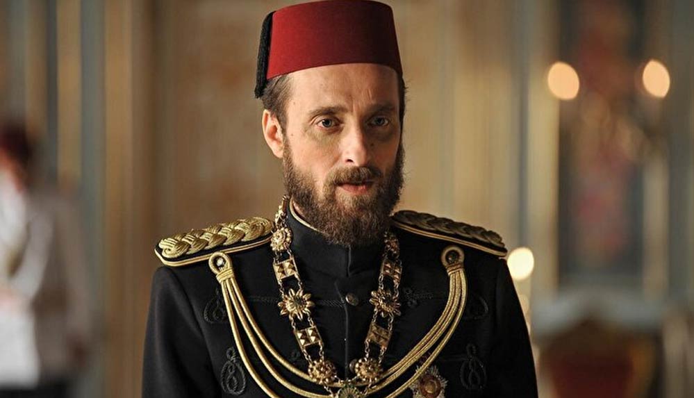 Oyuncu-Hakan-Yufkacıgil'e-taksiciden-kısa-mesafe-dayağı--Burnu-kırıldı,-el-bileği-ve-parmakları-çatladı