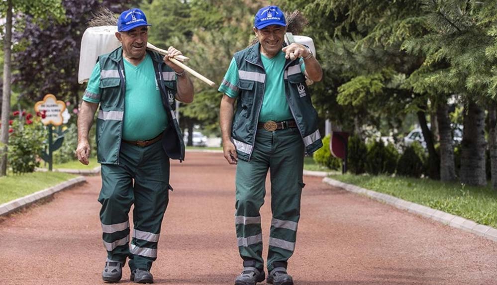 Sokak-Süpürgecileri-biriminde-baba-oğul-sırt-sırta-ekmek-mücadelesi-veriyor