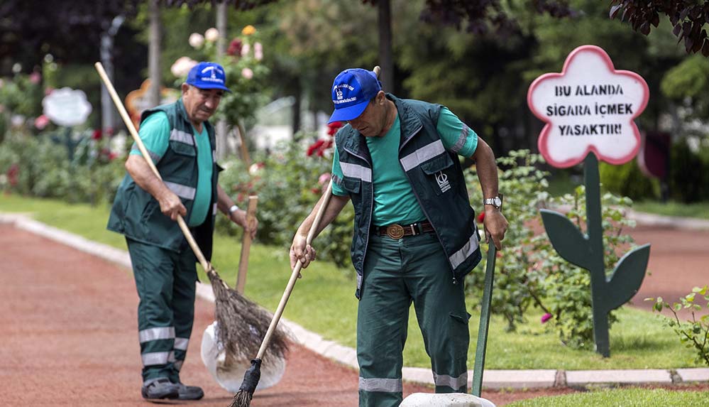 Sokak Süpürgecileri biriminde baba oğul sırt sırta ekmek mücadelesi veriyor