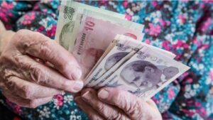 İktidara yakın gazete duyurdu: Milyonlarca emekli beklediği zamlı maaşların takvimi netleşti!