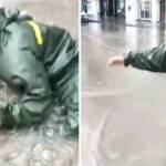 TRT-Haber-Muhabiri-Batı-Karadeniz'deki-sel-felaketini-sunarken-rögar-kapağına-düştü