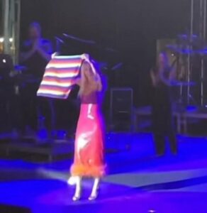 Gülşen, sahnede LGBT bayrağı açtı