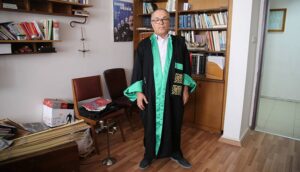 Ziraat profesörü Osman Biçer, üçüncü üniversiteden 66 yaşında diplomasını aldı