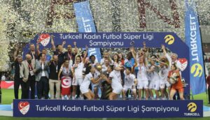 Turkcell Kadın Futbol Süper Ligi'nde şampiyonluğa ulaşan ALG Spor kupasını aldı