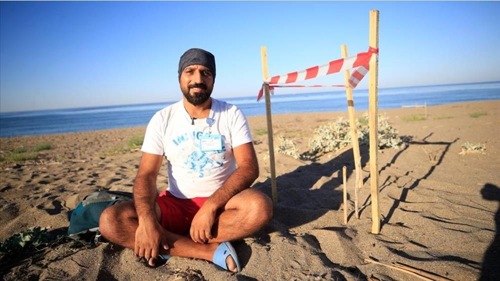 12 yıldır caretta carettalarla birlikte nefes alıyor