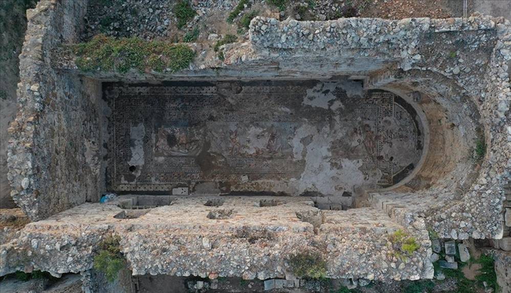 164 metrekarelik Herakles mozaiği bulundu