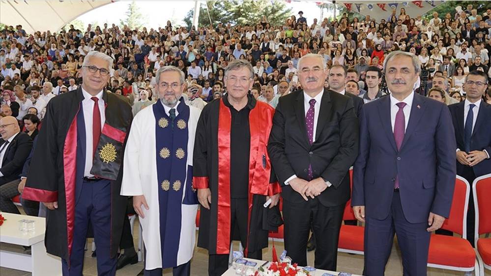 60 yaşındaki tıp profesörü, 37 yıl sonra tekrar mezun oldu