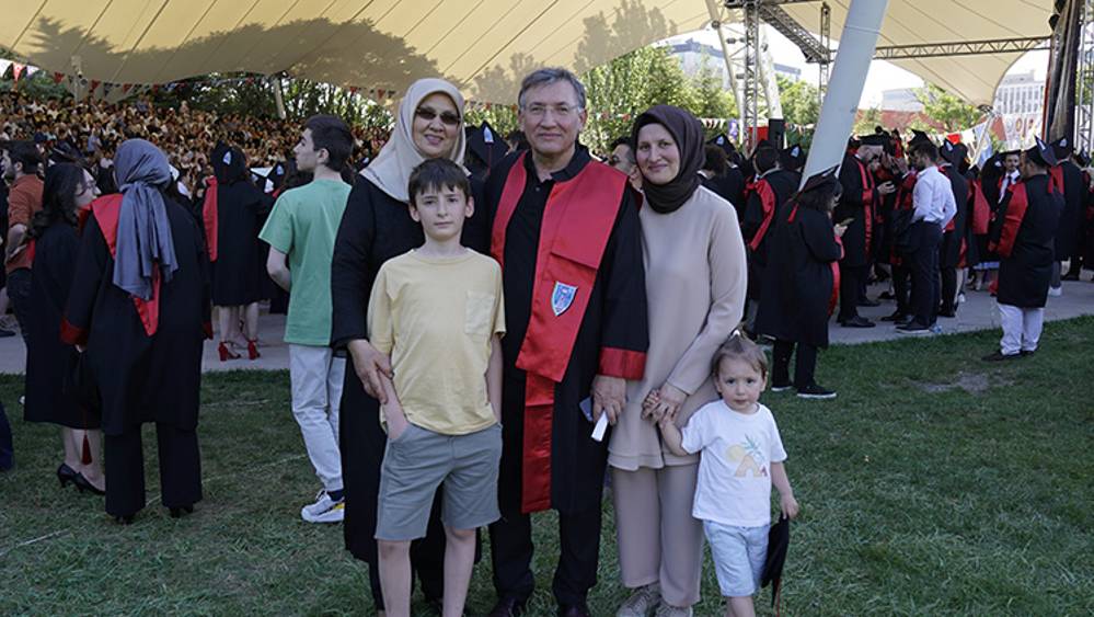 60 yaşındaki tıp profesörü, 37 yıl sonra tekrar mezun oldu